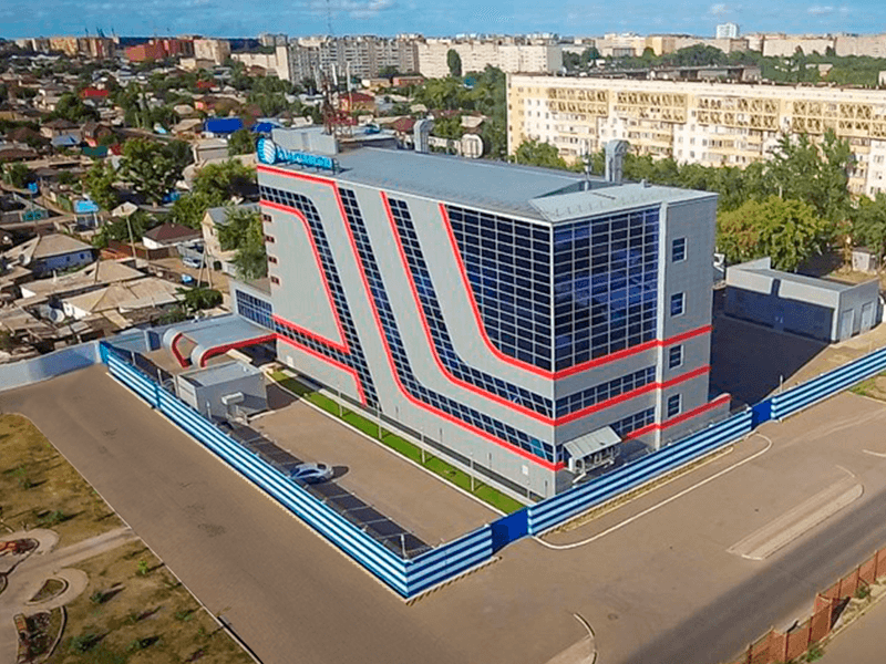 Вид сверху спереди на здание